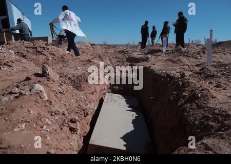 Stadtarbeiter von Ciudad Juarez senken die Schatulle einer von 47 nicht identifizierten Leichen während einer staatlichen Beerdigung in Ciudad Juarez, Mexiko, am 14. Februar 2020. Sachverständige Zeugen exhumiert 47 nicht identifizierte Personen, 19 wurden getötet, 46 Männer, 25 starben an natürlichen Ursachen, 1 Selbstmord, 2 die Todesursache wurde nicht identifiziert. (Foto von David Peinado/NurPhoto) Stockfoto