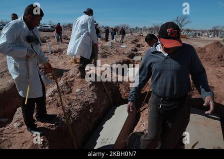 Stadtarbeiter von Ciudad Juarez senken die Schatulle einer von 47 nicht identifizierten Leichen während einer staatlichen Beerdigung in Ciudad Juarez, Mexiko, am 14. Februar 2020. Sachverständige Zeugen exhumiert 47 nicht identifizierte Personen, 19 wurden getötet, 46 Männer, 25 starben an natürlichen Ursachen, 1 Selbstmord, 2 die Todesursache wurde nicht identifiziert. (Foto von David Peinado/NurPhoto) Stockfoto