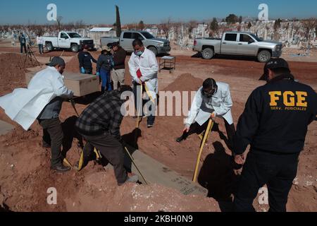 Stadtarbeiter von Ciudad Juarez senken die Schatulle einer von 47 nicht identifizierten Leichen während einer staatlichen Beerdigung in Ciudad Juarez, Mexiko, am 14. Februar 2020. Sachverständige Zeugen exhumiert 47 nicht identifizierte Personen, 19 wurden getötet, 46 Männer, 25 starben an natürlichen Ursachen, 1 Selbstmord, 2 die Todesursache wurde nicht identifiziert. (Foto von David Peinado/NurPhoto) Stockfoto