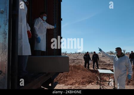 Stadtarbeiter von Ciudad Juarez senken die Schatulle einer von 47 nicht identifizierten Leichen während einer staatlichen Beerdigung in Ciudad Juarez, Mexiko, am 14. Februar 2020. Sachverständige Zeugen exhumiert 47 nicht identifizierte Personen, 19 wurden getötet, 46 Männer, 25 starben an natürlichen Ursachen, 1 Selbstmord, 2 die Todesursache wurde nicht identifiziert. (Foto von David Peinado/NurPhoto) Stockfoto