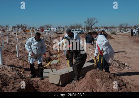 Stadtarbeiter von Ciudad Juarez senken die Schatulle einer von 47 nicht identifizierten Leichen während einer staatlichen Beerdigung in Ciudad Juarez, Mexiko, am 14. Februar 2020. Sachverständige Zeugen exhumiert 47 nicht identifizierte Personen, 19 wurden getötet, 46 Männer, 25 starben an natürlichen Ursachen, 1 Selbstmord, 2 die Todesursache wurde nicht identifiziert. (Foto von David Peinado/NurPhoto) Stockfoto