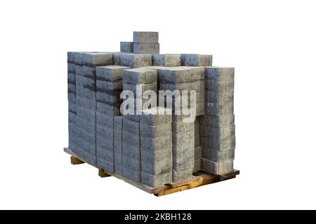 Holzpaletten mit quadratischen grauen Betonpflasterfliesen Stockfoto