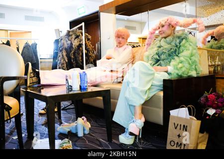 Ein Model backstage auf der VIN + OMI Show während der London Fashion Week im Savoy Hotel am 14. Februar 2020 in London, England. (Foto von Alberto Pezzali/NurPhoto) Stockfoto