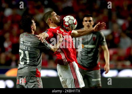 Adel Taarabt von SL Benfica (C ) steht mit Ricardo Horta vom SC Braga während des Fußballspiels der Portugiesischen Liga zwischen SL Benfica und SC Braga am 15. Februar 2020 im Luz-Stadion in Lissabon, Portugal, im Spiel. (Foto von Pedro FiÃºza/NurPhoto) Stockfoto