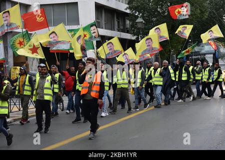 Kurdische Anhänger des verurteilten Führers der Kurdischen Arbeiterpartei (PKK), Abdullah Ocalan, winken Flaggen, auf denen sie sich im Zentrum Athens versammelten, nachdem sie am 15. Februar 2020 zwei Tage lang aus dem Flüchtlingslager Lavrio, etwa 70 km südlich von Athen, marschiert waren. (Foto von Nicolas Koutsokostas/NurPhoto) Stockfoto