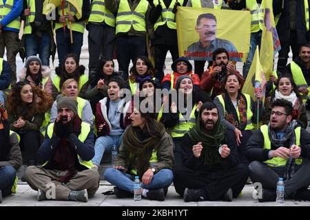Kurdische Anhänger des verurteilten Führers der Kurdischen Arbeiterpartei (PKK), Abdullah Ocalan, winken Flaggen, auf denen sie sich im Zentrum Athens versammelten, nachdem sie am 15. Februar 2020 zwei Tage lang aus dem Flüchtlingslager Lavrio, etwa 70 km südlich von Athen, marschiert waren. (Foto von Nicolas Koutsokostas/NurPhoto) Stockfoto