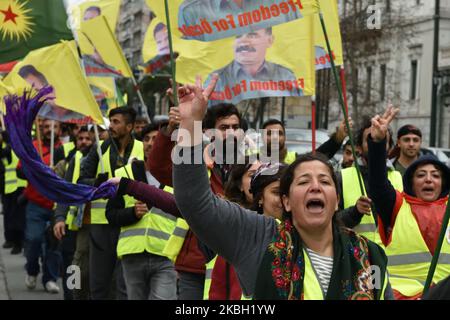 Kurdische Anhänger des verurteilten Führers der Kurdischen Arbeiterpartei (PKK), Abdullah Ocalan, drücken das Siegeszeichen auf, während einige im Zentrum Athens mit Fahnen über Ocalan auffahnden, nachdem sie am 15. Februar 2020 zwei Tage lang aus dem Flüchtlingslager Lavrio, etwa 70 km südlich von Athen, marschiert waren. (Foto von Nicolas Koutsokostas/NurPhoto) Stockfoto