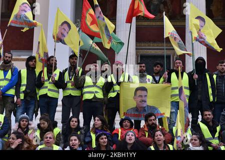 Kurdische Anhänger des verurteilten Führers der Kurdischen Arbeiterpartei (PKK), Abdullah Ocalan, winken Flaggen, auf denen sie sich im Zentrum Athens versammelten, nachdem sie am 15. Februar 2020 zwei Tage lang aus dem Flüchtlingslager Lavrio, etwa 70 km südlich von Athen, marschiert waren. (Foto von Nicolas Koutsokostas/NurPhoto) Stockfoto