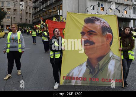 Kurdische Anhänger des verurteilten Führers der Kurdischen Arbeiterpartei (PKK), Abdullah Ocalan, winken Flaggen, auf denen sie sich im Zentrum Athens versammelten, nachdem sie am 15. Februar 2020 zwei Tage lang aus dem Flüchtlingslager Lavrio, etwa 70 km südlich von Athen, marschiert waren. (Foto von Nicolas Koutsokostas/NurPhoto) Stockfoto