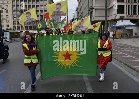 Kurdische Anhänger des verurteilten Führers der Kurdischen Arbeiterpartei (PKK), Abdullah Ocalan, winken Flaggen, auf denen sie sich im Zentrum Athens versammelten, nachdem sie am 15. Februar 2020 zwei Tage lang aus dem Flüchtlingslager Lavrio, etwa 70 km südlich von Athen, marschiert waren. (Foto von Nicolas Koutsokostas/NurPhoto) Stockfoto