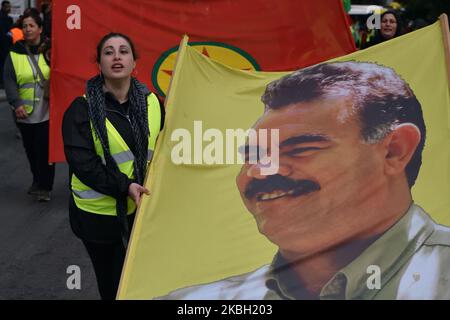 Kurdische Anhänger des verurteilten Führers der Kurdischen Arbeiterpartei (PKK), Abdullah Ocalan, winken Flaggen, auf denen sie sich im Zentrum Athens versammelten, nachdem sie am 15. Februar 2020 zwei Tage lang aus dem Flüchtlingslager Lavrio, etwa 70 km südlich von Athen, marschiert waren. (Foto von Nicolas Koutsokostas/NurPhoto) Stockfoto