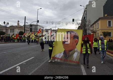 Kurdische Anhänger des verurteilten Führers der Kurdischen Arbeiterpartei (PKK), Abdullah Ocalan, winken Flaggen, auf denen sie sich im Zentrum Athens versammelten, nachdem sie am 15. Februar 2020 zwei Tage lang aus dem Flüchtlingslager Lavrio, etwa 70 km südlich von Athen, marschiert waren. (Foto von Nicolas Koutsokostas/NurPhoto) Stockfoto