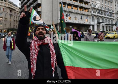 Kurdische Anhänger des verurteilten Führers der Kurdischen Arbeiterpartei (PKK), Abdullah Ocalan, drücken das Siegeszeichen auf, während einige im Zentrum Athens mit Fahnen über Ocalan auffahnden, nachdem sie am 15. Februar 2020 zwei Tage lang aus dem Flüchtlingslager Lavrio, etwa 70 km südlich von Athen, marschiert waren. (Foto von Nicolas Koutsokostas/NurPhoto) Stockfoto