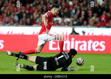 Pizzi von SL Benfica (TOP) steht am 15. Februar 2020 beim Fußballspiel der Portugiesischen Liga zwischen SL Benfica und SC Braga im Luz-Stadion in Lissabon, Portugal, mit dem Torwart des SC Braga Matheus Magalhaes auf dem Spiel. (Foto von Pedro FiÃºza/NurPhoto) Stockfoto