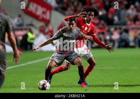 Ricardo Horta vom SC Braga (L) steht mit Tomas Tavares vom SL Benfica während des Fußballspiels der Portugiesischen Liga zwischen SL Benfica und dem SC Braga am 15. Februar 2020 im Luz-Stadion in Lissabon, Portugal, im Spiel. (Foto von Pedro FiÃºza/NurPhoto) Stockfoto