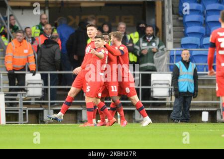 Kieffer Moore von Wigan Athletic feiert, nachdem er beim Sky Bet Championship-Spiel zwischen Cardiff City und Wigan Athletic am 15. Februar 2020 im Cardiff City Stadium in Cardiff, Wales, ein Tor erzielt hat. (Foto von MI News/NurPhoto) Stockfoto