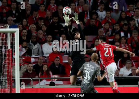 Der Torhüter des SC Braga, Matheus Magalhaes (L), macht sich während des Fußballspiels der Portugiesischen Liga zwischen SL Benfica und dem SC Braga am 15. Februar 2020 im Luz-Stadion in Lissabon, Portugal, sicher. (Foto von Pedro FiÃºza/NurPhoto) Stockfoto