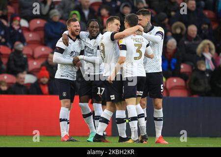 Ryan Tunnicliffe von Luton Town (links) feiert mit seinen Teamkollegen, nachdem er am Samstag, 15.. Februar 2020, im Riverside Stadium, Middlesbrough, beim Sky Bet Championship-Spiel zwischen Middlesbrough und Luton Town sein erstes Tor erzielt hat. (Foto von Mark Fletcher/MI News/NurPhoto) Stockfoto