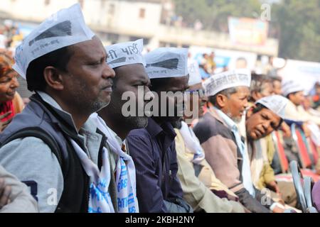 Anhänger der Aam Aadmi Party sehen auf einer riesigen Leinwand zu, wie Arvind Kejriwal am 16. Februar 2020 auf dem Ramleela Ground in Neu-Delhi Indien zum 3.-mal als Delhi-Chief Minister Eid ablegt (Foto: Nasir Kachroo/NurPhoto) Stockfoto