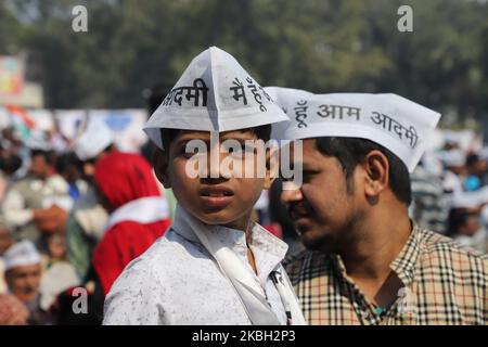 Anhänger der Aam Aadmi Party sehen auf einer riesigen Leinwand zu, wie Arvind Kejriwal am 16. Februar 2020 auf dem Ramleela Ground in Neu-Delhi Indien zum 3.-mal als Delhi-Chief Minister Eid ablegt (Foto: Nasir Kachroo/NurPhoto) Stockfoto