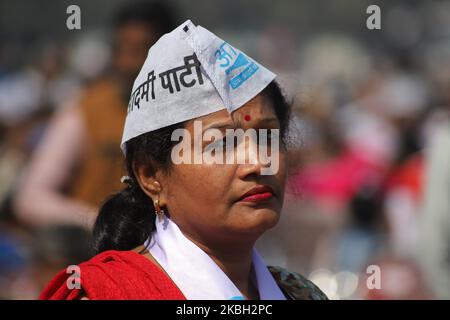 Anhänger der Aam Aadmi Party sehen auf einer riesigen Leinwand zu, wie Arvind Kejriwal am 16. Februar 2020 auf dem Ramleela Ground in Neu-Delhi Indien zum 3.-mal als Delhi-Chief Minister Eid ablegt (Foto: Nasir Kachroo/NurPhoto) Stockfoto