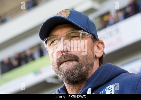 Claus-Dieter Wollitz, Cheftrainer von Magdeburg, schaut vor dem 3. Bundesliga-Spiel zwischen 1. FC Magdeburg und Chemnitzer FC in der MDCC-Arena am 15. Februar 2020 in Magdeburg. (Foto von Peter Niedung/NurPhoto) Stockfoto