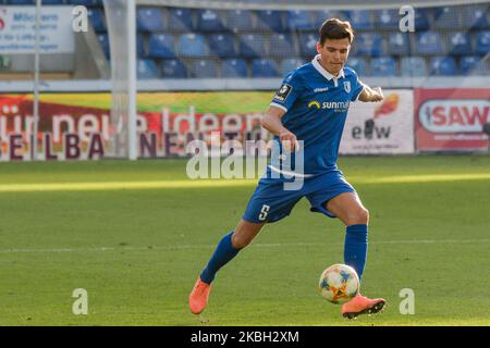 Tobias Müller von Magdeburg kontrolliert den Ball während des 3. Bundesliga-Spiel zwischen 1. FC Magdeburg und Chemnitzer FC in der MDCC-Arena am 15. Februar 2020 in Magdeburg (Foto: Peter Niedung/NurPhoto) Stockfoto