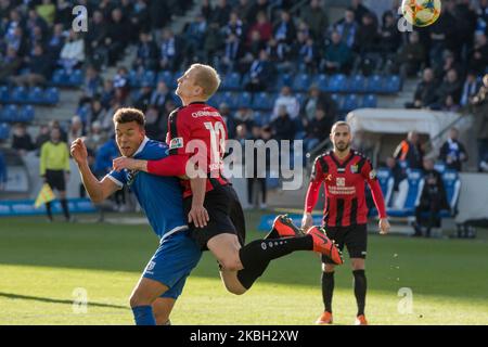 Marcel Costore aus Magdeburg kämpft am 3 gegen Clemens Schoppenhauer aus Chemnitz um den Ball. Bundesliga-Spiel zwischen 1. FC Magdeburg und Chemnitzer FC in der MDCC-Arena am 15. Februar 2020 in Magdeburg (Foto: Peter Niedung/NurPhoto) Stockfoto