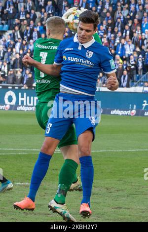 Tobias Müller von Magdeburg kämpft um den Ball gegen Jakub Jakubov von Chemnitz während des 3. Bundesliga-Spiel zwischen 1. FC Magdeburg und Chemnitzer FC in der MDCC-Arena am 15. Februar 2020 in Magdeburg (Foto: Peter Niedung/NurPhoto) Stockfoto