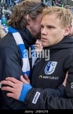 Sören Bertram von Magdeburg mit Fan nach dem 3. Bundesliga-Spiel zwischen 1. FC Magdeburg und Chemnitzer FC in der MDCC-Arena am 15. Februar 2020 in Magdeburg (Foto: Peter Niedung/NurPhoto) Stockfoto