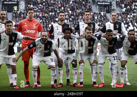 Juventus-Spieler (Leonardo Bonucci, Wojciech Szczesny, Rodrigo Bentancur, Daniele Rugani, Adrien Rabiot, Paulo Dybala, Gonzalo Higuain, Juan Cuadrado, Aaron Ramsey, Alex Sandro, Danilo) posieren, um vor dem Fußballspiel der Serie A n.24 JUVENTUS - BRESCIA am 16. Februar 2020 im Allianz-Stadion in Turin, Piemont, Italien, fotografiert zu werden. (Foto von Matteo Bottanelli/NurPhoto) Stockfoto