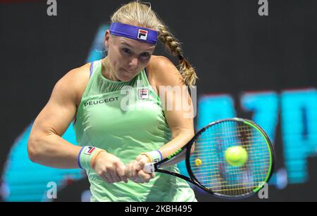 Kiki Bertens aus den Niederlanden gibt den Ball an Elena Rybakina aus Kasachstan zurück, während des Finales des ATP-Tennisturniers der St. Petersburg Ladies Trophy in St. Petersburg, Russland, 16. Februar 2020 (Foto von Igor Russak/NurPhoto) Stockfoto