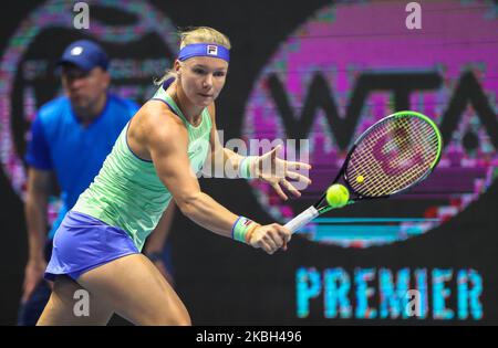 Kiki Bertens aus den Niederlanden gibt den Ball an Elena Rybakina aus Kasachstan zurück, während des Finales des ATP-Tennisturniers der St. Petersburg Ladies Trophy in St. Petersburg, Russland, 16. Februar 2020 (Foto von Igor Russak/NurPhoto) Stockfoto