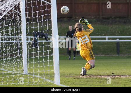 Claudia Moan von Sunderland Ladies pariert Lucy Staniforth während des Spiels der fünften Runde des SSE Women's FA Cup zwischen Sunderland Ladies und Birmingham City Women am Sonntag, dem 16.. Februar 2020, in Eppleton Colliery Welfare, Hetton le Hole ins Netz. (Foto von Mark Fletcher/MI News/NurPhoto) Stockfoto