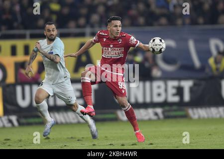 Robert Moldoveanu von Dinamo Bucharest im Kampf gegen Aristeidis Soiledis während des Spiels zwischen Dinamo Bucharest und FCSB für die Fußball-Rumänische Liga 1 in der Arena Nationala in Bukarest, Rumänien, Am 16. Februar 2020. (Foto von Alex Nicodim/NurPhoto) Stockfoto