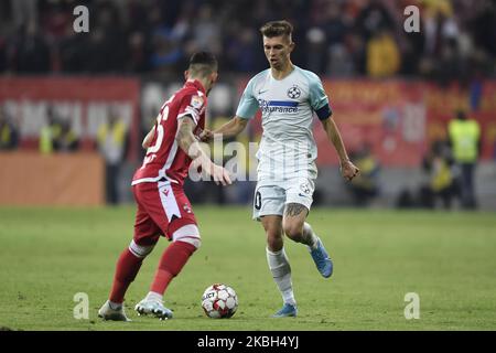 Florin Tanase vom FC FCSB im Kampf gegen Robert Moldoveanu von Dinamo Bucharest während des Spiels zwischen Dinamo Bucharest und FCSB, für die Fußball-Liga Rumänien, Liga 1, in der Arena Nationala, in Bukarest, Rumänien, Am 16. Februar 2020. (Foto von Alex Nicodim/NurPhoto) Stockfoto