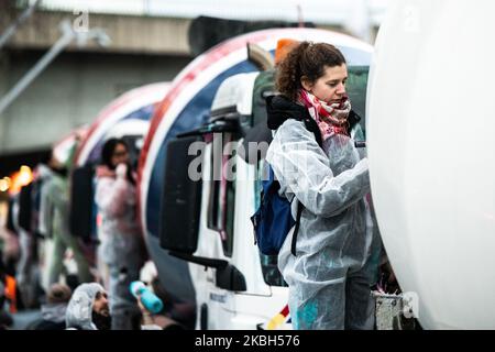 Hunderte von Aktivisten des Extinction Rebellion blockierten am 17. Februar 2020 den Standort Lafarge Cemex in Issy-Les-Moulineaux in Paris, Frankreich, und stoppten jegliche Arbeit in dieser Zementfabrik. Es handelt sich um einen großen Zementproduktionsstandort. Sie prangern die Betonproduktion, die Treibhausgasemissionen aus der Zementproduktion und die Erschöpfung der natürlichen Ressourcen an. (Foto von Jerome Gilles/NurPhoto) Stockfoto