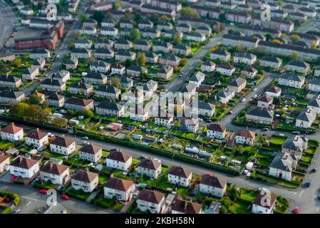 Luftaufnahme mit Tilt-Shift-Effekt, um ein Miniaturbild zu erzeugen, von Wohnimmobilien in Springburn in Glasgow, Schottland, Großbritannien Stockfoto