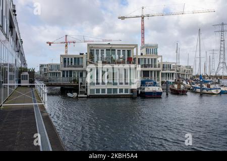 Schwimmende Häuser in Amsterdam, gesehen am 17. Februar 2020. Die Niederlande sind ein von Deichen geschütztes Land, in dem Menschen auf von Menschen gemachten Hügeln leben, die sie über den Meeresspiegel erheben, und im Wasser auf schwimmenden Häusern. Hausboote oder schwimmende Hotels können entlang der Kanäle in Amsterdam und anderen Städten gesehen werden. Schwimmende Häuser wurden als eine praktikable, umweltfreundliche und nachhaltige Lösung für die Wohnbedürfnisse des modernen Hollands vorgeschlagen. Ein Beispiel für schwimmende Häuser in Amsterdam ist auf Steigereiland, der ersten Insel, die Teil des menschgemachten IJburg-Archipels im östlichen Teil der Stadt ist. Diese Insel wa Stockfoto