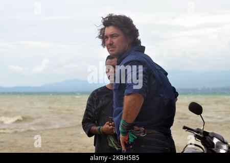 Matthew Wright (rechts), ein australischer Experte für den Umgang mit Tieren, steht am 17. Februar 2020 um den Fluss herum, nachdem er die Rettungsmission eines Krokodils, das in einem Motorradreifen auf dem Palu River in Palu, Zentral-Sulawesi, Indonesien, gefangen wurde, abgeschlossen hat. Die von Matt Wright durchgeführte Rettungsmission der Krokodil-verwickelten Motorradreifen war nicht erfolgreich und wird in Zukunft erneut durchgeführt, um eine weitere Strategie vorzubereiten. (Foto von Mohamad Hamzah/NurPhoto) Stockfoto