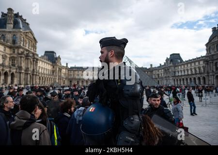 Demonstranten marschieren vom Louvre-Museum zur Nationalversammlung, um gegen die umstrittenen Rentenreformen von Präsident Emmanuel Macron zu protestieren, während die Nationalversammlung am 17. Februar 2020 in Paris, Frankreich, eine Debatte über Rentenreformen führt. (Foto von Jerome Gilles/NurPhoto) Stockfoto