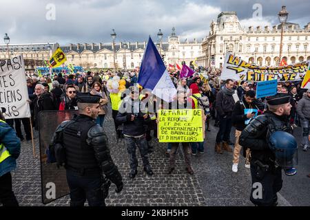 Demonstranten marschieren vom Louvre-Museum zur Nationalversammlung, um gegen die umstrittenen Rentenreformen von Präsident Emmanuel Macron zu protestieren, während die Nationalversammlung am 17. Februar 2020 in Paris eine Debatte über Rentenreformen führt. (Foto: Jerome Gilles/NurPhoto) Stockfoto