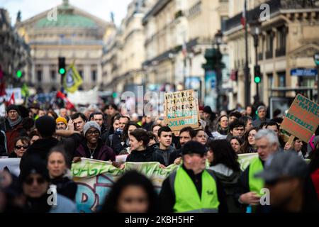 Demonstranten marschieren vom Louvre-Museum zur Nationalversammlung, um gegen die umstrittenen Rentenreformen von Präsident Emmanuel Macron zu protestieren, während die Nationalversammlung am 17. Februar 2020 in Paris, Frankreich, eine Debatte über Rentenreformen führt. (Foto von Jerome Gilles/NurPhoto) Stockfoto