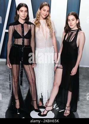 BEVERLY HILLS, LOS ANGELES, KALIFORNIEN, USA - 09. FEBRUAR: Danielle Haim, Este Haim und Alana Haim von Haim kommen zur Vanity Fair Oscar Party 2020, die am 9. Februar 2020 im Wallis Annenberg Center for the Performing Arts in Beverly Hills, Los Angeles, Kalifornien, USA, abgehalten wurde. (Foto von Xavier Collin/Image Press Agency/NurPhoto) Stockfoto