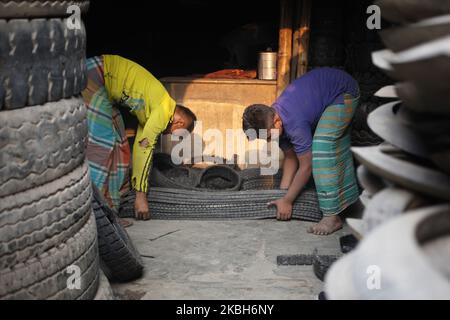 Am Dienstag, den 18. Februar 2020, laden Arbeiter Teile gebrauchter Reifen zum Recycling in Dhaka, Bangladesch. (Foto von Syed Mahamudur Rahman/NurPhoto) Stockfoto