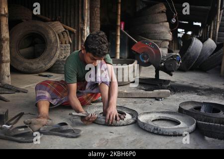 Eine Arbeitskraft kürzt gebrauchte Reifen für das Recycling in Dhaka, Bangladesch, am Dienstag, den 18. Februar 2020. (Foto von Syed Mahamudur Rahman/NurPhoto) Stockfoto