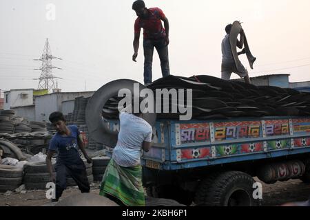 Am Dienstag, den 18. Februar 2020, laden Arbeiter Teile gebrauchter Reifen zum Recycling auf einen Lastwagen in Dhaka, Bangladesch. (Foto von Syed Mahamudur Rahman/NurPhoto) Stockfoto