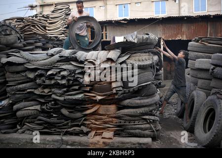 Am Dienstag, den 18. Februar 2020, laden Arbeiter Teile gebrauchter Reifen zum Recycling in Dhaka, Bangladesch. (Foto von Syed Mahamudur Rahman/NurPhoto) Stockfoto