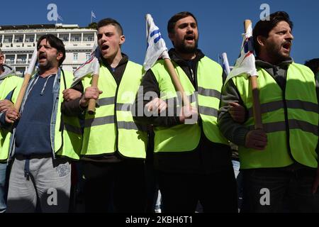 Arbeiter, die am 24-stündigen Generalstreik gegen das von der Regierung dem griechischen Parlament vorgelegte Gesetz zur Reform des Rentensystems teilnehmen, marschieren am 18. Februar 2020 im Zentrum von Athen (Foto: Nicolas Koutsokostas/NurPhoto) Stockfoto