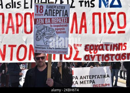 Arbeiter, die am 24-stündigen Generalstreik gegen das von der Regierung dem griechischen Parlament vorgelegte Gesetz zur Reform des Rentensystems teilnehmen, marschieren am 18. Februar 2020 im Zentrum von Athen (Foto: Nicolas Koutsokostas/NurPhoto) Stockfoto